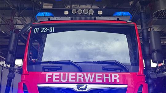 124 Kräfte der Feuerwehr aus Wallhausen und Umgebung kämpfen gegen die Flammen im Schloss Wallhausen. (Symbolbild)