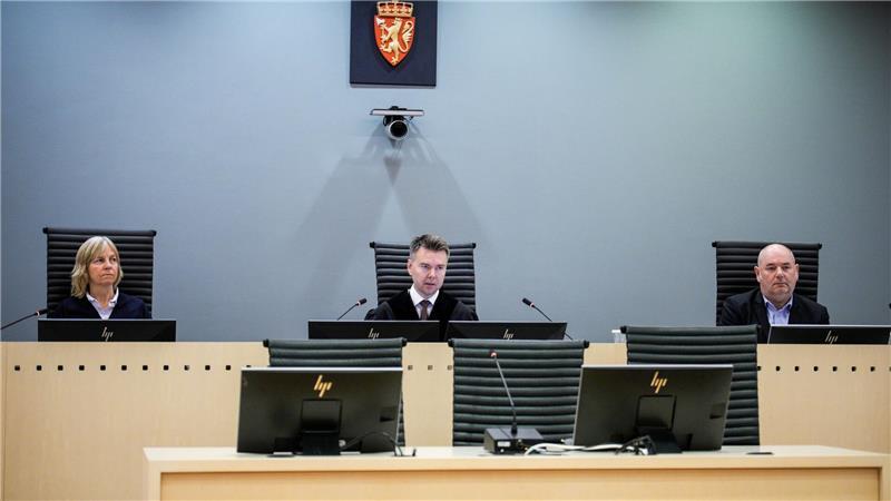 Der tiefe Fall des Royal-Sohns: Høiby soll ins Gefängnis 128 Seiten zum Urteil verliest Richter Jon Sverdrup Efjestad (Mitte).