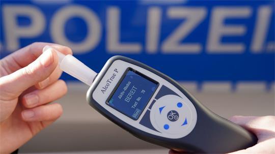 1,28 bzw. 2,39 Promille hatten zwei Menschen auf ihren E-Scootern in Bremervörde. (Symbolbild)