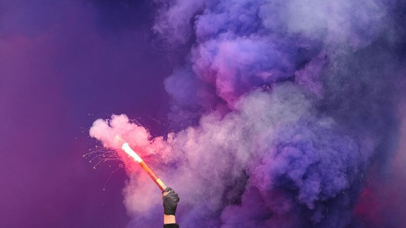 Medienbericht: Mehrere Clubs kritisieren Pyro-Strafen 13 Clubs aus dem deutschen Profi-Fußball haben einem Medienbericht zufolge ein Positionspapier entwickelt, in dem die Strafen für Pyrotechnik-Vergehen kritisiert werden.