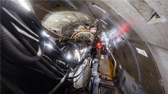 13 Monate nach dem Beginn der Tunnelbohrung hat die Maschine das Nordufer der Elbe erreicht.