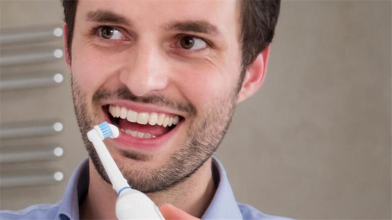 13 elektrische Zahnbürsten hat die Stiftung Warentest unter realen Bedingungen ausprobiert.