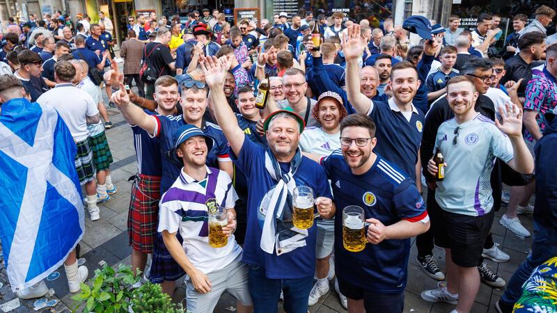 Stadt: Marienplatz in München „überfüllt“ - Fanzone vor Schließung 13.06.2024, Bayern, München: Fußball, Vorbereitung auf die UEFA Euro 2024, Schottische Fans feiern einen Tag vor dem Eröffnungsspiel Schottland - Deutschland auf dem Marienplatz in München ihre Mannschaft. Foto: Matthias Balk/dpa +++ dpa-Bildfunk +++