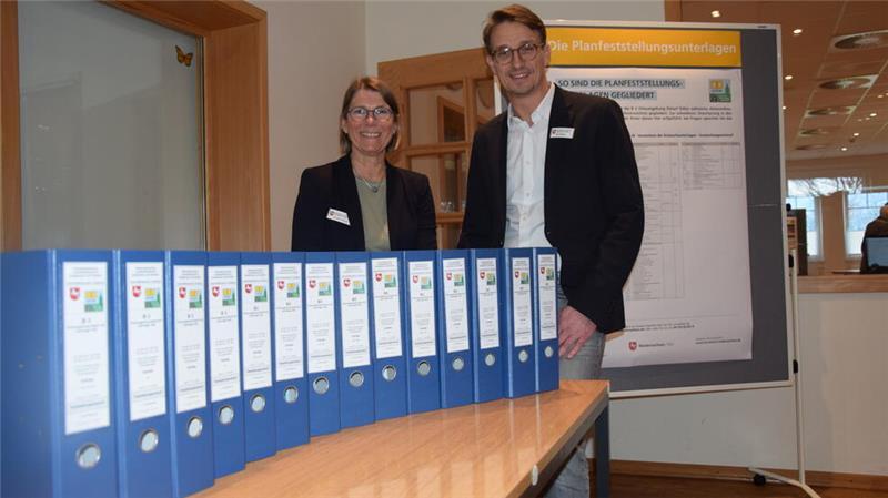 14 Aktenordner enthalten Planunterlagen der B3 Ortsumfahrung Elstorf. Die stellvertretende Leiterin Annette Padberg und Leiter Dirk Möller (NLBStBV, Geschäftsbereich Lüneburg) sind zuversichtlich, dass wenig Bedarf an Änderungen besteht.