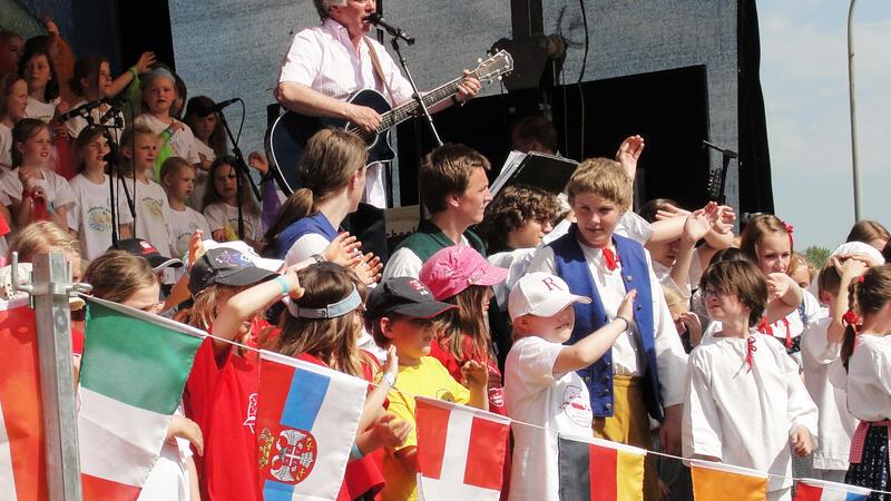 Konzert mit Rolf Zuckowski: Förderverein des Natureums feiert Kinderfest 14 Jahre nach der großen Elb-Tournee singt Rolf Zuckowski wieder mit dem Elbkinderlandchor an der Ostemündung.