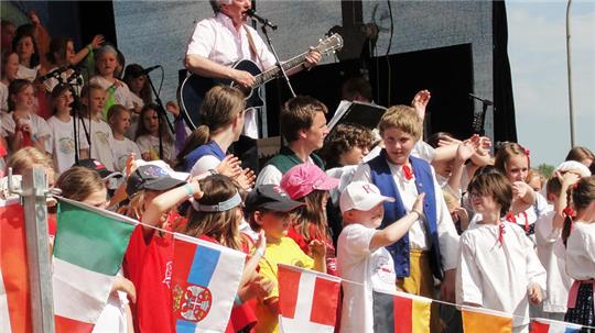 14 Jahre nach der großen Elb-Tournee singt Rolf Zuckowski wieder mit dem Elbkinderlandchor an der Ostemündung.