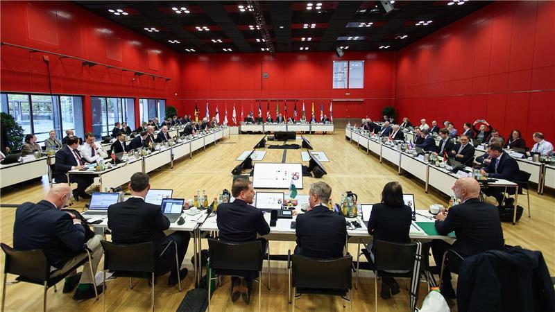 14 Länderchefs diskutierten zwei Tage lang in der Mainzer Rheingoldhalle. Nicht mit dabei waren die Ministerpräsidentinnen des Saarlandes und von Mecklenburg-Vorpommern, Anke Rehlinger und Manuela Schwesig (beide SPD). 
