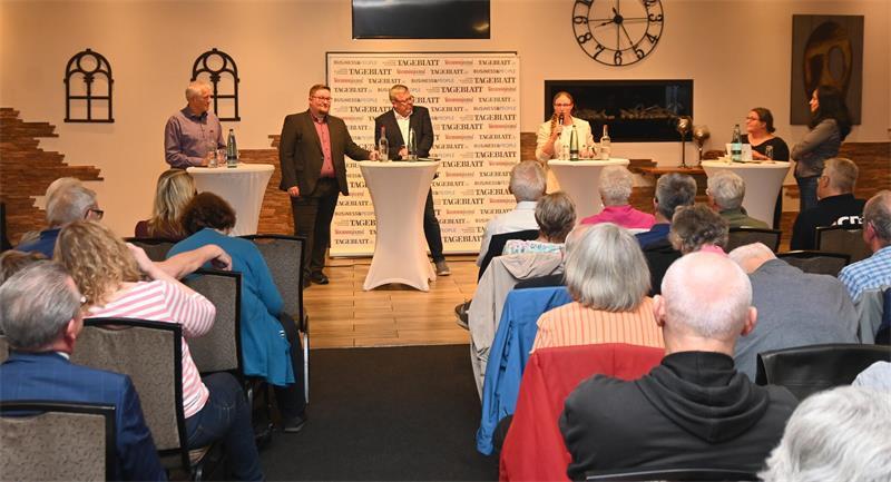 140 Besucher machen sich beim TAGEBLATT-Forum in Höfts Gasthaus ein Bild von den drei Bewerbern für das Bürgermeisteramt in Buxtehude.