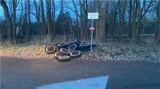 15 Autoreifen wurden unerlaubt am Wegesrand entsorgt. Die KBS haben Strafanzeige erstattet. Foto: Hansestadt Stade