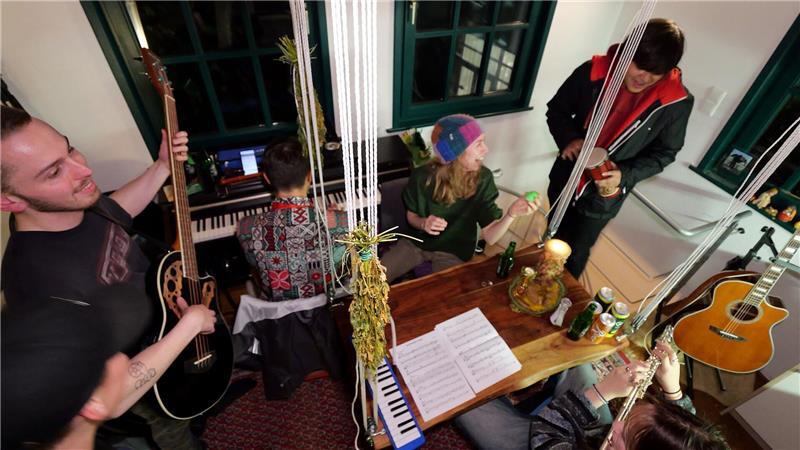 Er lebt in „Deutschlands kleinstem Studentenwohnheim“ 15 Gäste hatte Jeremies schon mal in seiner Küche.