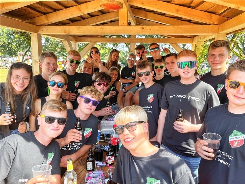 15 Jungs, 7 Mädchen, ein Festwagen: „Die Tankas“ nennen sich diese Freunde aus Helmste, Deinste, Mulsum, Ohrensen, Ahlerstedt, Ruschwedel und Ahrenswohlde. Fotos: Richter