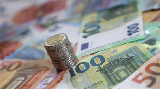 150 Euro erbeutete ein Mann in Neu Wulmstorf, als er eine Seniorin nach Kleingeld fragte.