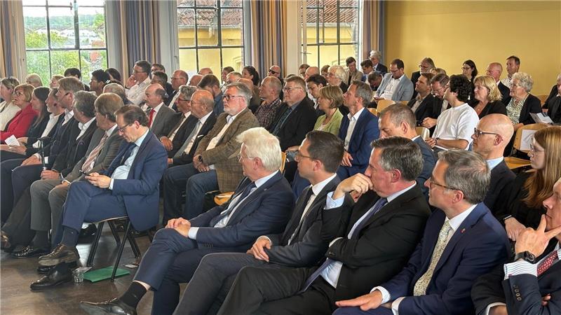 150 Gäste nehmen in der Aula der Hochschule 21 an dem Festakt zum 150-jährigen Bestehen des Hochschulstandortes Buxtehude teil.