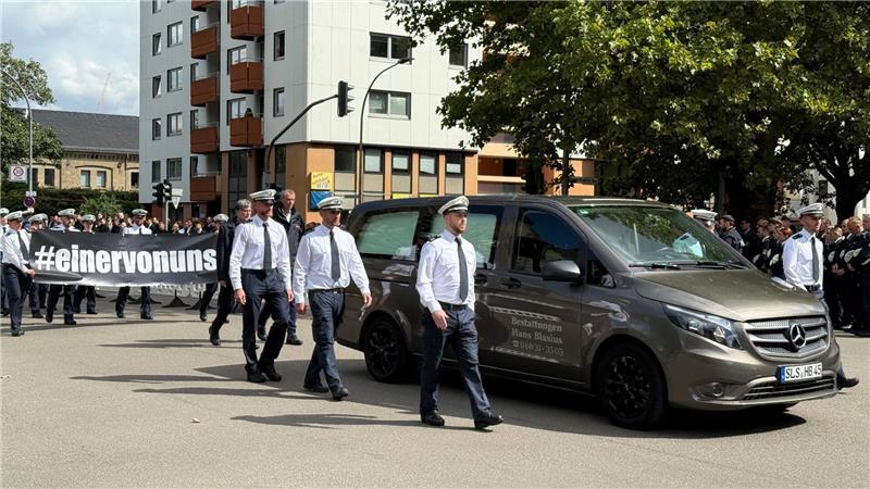 Tiefe Trauer im Saarland - Abschied von getötetem Polizisten 1.500 bis 2.000 Menschen kamen, um dem getöteten Polizisten die letzte Ehre zu erweisen
