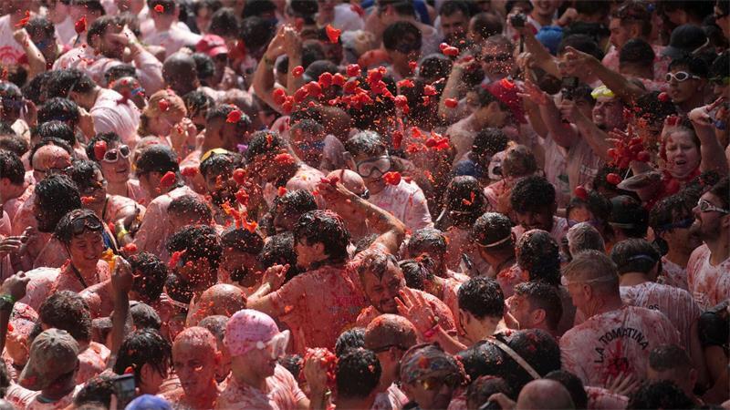 Austoben bei der Tomatenschlacht in Spanien 150.000 Kilogramm Tomaten standen für die diesjährige Ausgabe der „La Tomatina“ zur Verfügung.