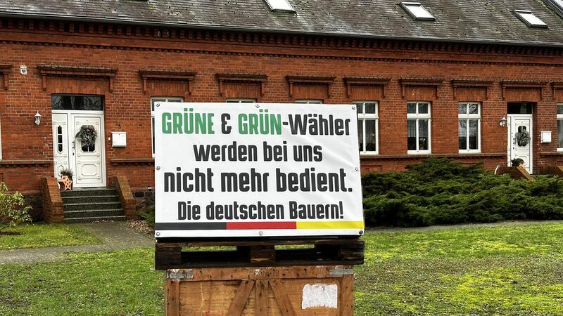 „Grüne werden nicht bedient“: Staatsanwalt ermittelt 15.02.2024, Brandenburg, Bad Wilsnack: «Grüne und Grüne Wähler werden bei uns nicht mehr bedient», steht auf einem Plakat in Weisen (Prignitz). Wegen des Plakats prüft die Staatsanwaltschaft im brandenburgischen Neuruppin den Anfangsverdacht der Volksverhetzung. Dies bestätigte Oberstaatsanwalt Cyrill Klement am Freitag der Deutschen Presse-Agentur. Foto: Marcus J. Pfeiffer/MAZ/dpa +++ dpa-Bildfunk +++