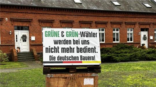15.02.2024, Brandenburg, Bad Wilsnack: «Grüne und Grüne Wähler werden bei uns nicht mehr bedient», steht auf einem Plakat in Weisen (Prignitz). Wegen des Plakats prüft die Staatsanwaltschaft im brandenburgischen Neuruppin den Anfangsverdacht der Volksverhetzung. Dies bestätigte Oberstaatsanwalt Cyrill Klement am Freitag der Deutschen Presse-Agentur. Foto: Marcus J. Pfeiffer/MAZ/dpa +++ dpa-Bildfunk +++