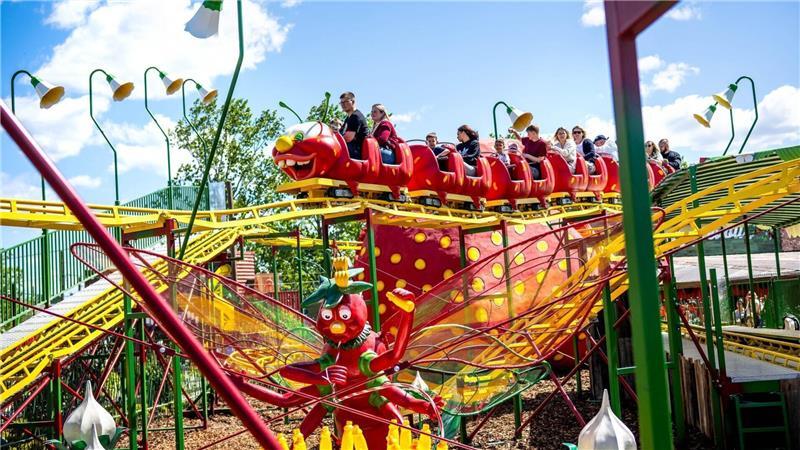 15.05.2025, Niedersachsen, Loxstedt: Gäste besuchen das neue Karls-Erlebnis-Dorf. Der Freizeitpark bei Bremerhaven wurde heute eröffnet. Foto: Sina Schuldt/dpa +++ dpa-Bildfunk +++