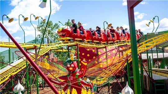 15.05.2025, Niedersachsen, Loxstedt: Gäste besuchen das neue Karls-Erlebnis-Dorf. Der Freizeitpark bei Bremerhaven wurde heute eröffnet. Foto: Sina Schuldt/dpa +++ dpa-Bildfunk +++