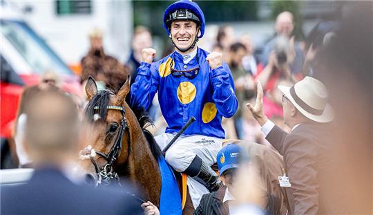 154. Derby-Woche auf der Galopprennbahn auf der Horner Rennbahn. Jockey René Piechulek auf „Fantastic Moon“ lässt sich nach dem Gewinn des Deutschen Derbys feiern. Foto: Axel Heimken/dpa