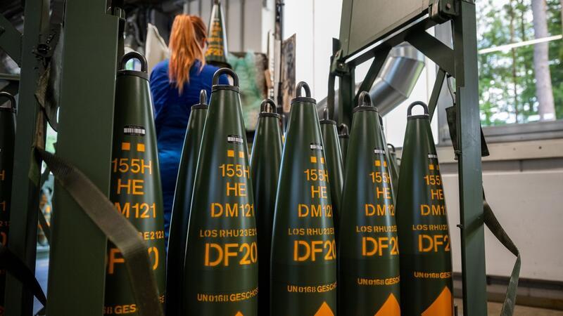 155-Millimeter Artelleriemunition wird bei Rheinmetall gefertigt.