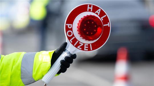 16 Fahrzeuge wurden von der Polizei bei einem Hochzeitskorso durch Rotenburg kontrolliert. (Symbolbild)