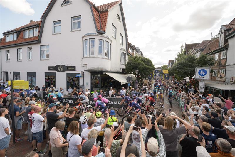 In Buxtehude ist der Teufel los - Super-Star del Toro begeistert Fans 160 Fahrer, 22 Teams: Kurz vor 12 Uhr gehen die Profis auf die 206 Kilometer lange Strecke nach Hamburg.