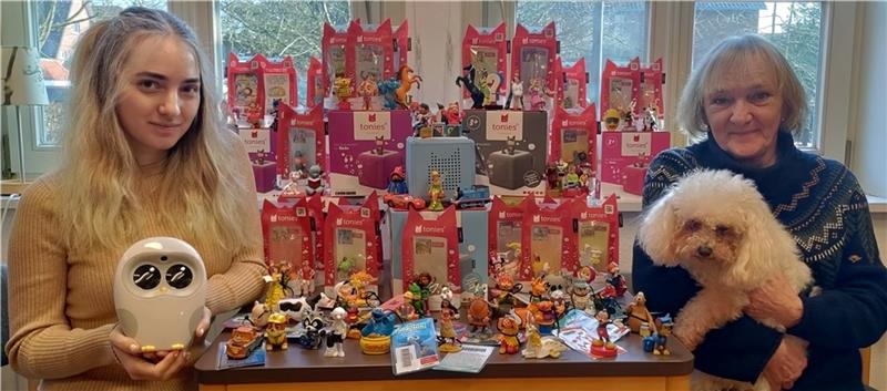 Bücherei Horneburg: Wie Tonies und Eule Luka Kinder zum Lesen animieren 160 neue Tonie-Figuren und zehn weitere Tonie-Boxen können in der Bücherei ausgeliehen werden: Annette Kokott mit Pudel Maudy (rechts) und Bufdi Kim Roesberg mit der Lese-Eule Luka. Foto: Lohmann