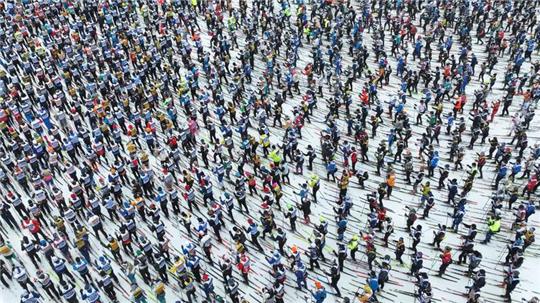 16.000 Teilnehmer kurz vor Beginn der 100. Ausgabe des Skilanglaufrennens.