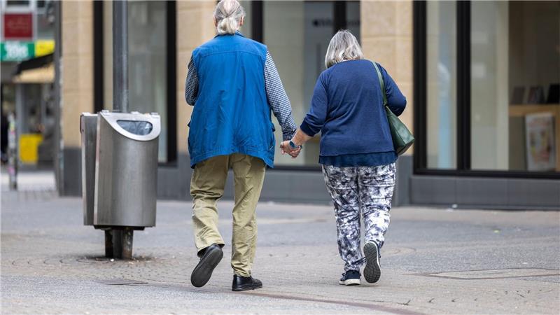 Jeder Vierte nach 45 Jahren unter 1.300 Euro Rente 1.668 Euro erhalten Rentnerinnen und Rentner im Schnitt nach 45 Versicherungsjahren. (Archivbild)