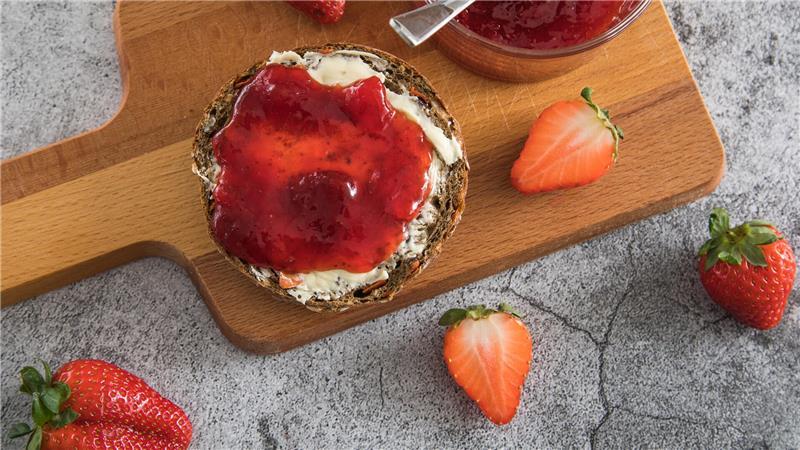 Test: Diese Erdbeer-Fruchtaufstriche schneiden am besten ab 17 von 25 Erdbeermarmeladen überzeugten die Prüfer der Zeitschrift «Öko-Test». Darunter sind auch alle neun getesteten Bio-Aufstriche.