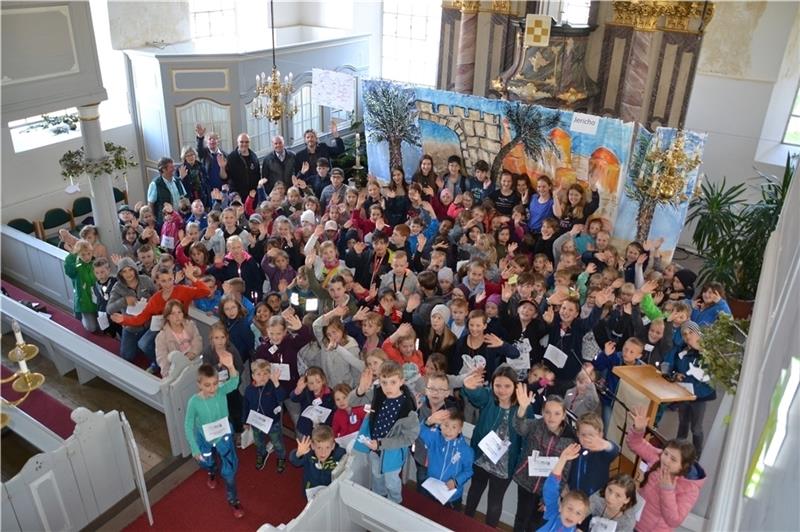 170 Kinder füllen den Altarraum der Drochterser Kirche. Sie alle nehmen in diesen Tagen an den Kinderbibeltagen der Kirchengemeinden Drochtersen, Krautsand und Assel teil.