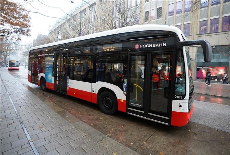 17.11.2021, Hamburg: „Unser Beitrag für 1,5 Grad“ steht auf dem 100. Elektrobus der Hamburger Hochbahn AG. Die Hochbahn will auch zukünftig auf emissionsfreie Antriebe für den Personenverkehr setzen. Foto: Marcus Brandt/dpa +++ dpa-Bildfunk