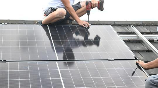 18 Prozent der Privathaushalte in Deutschland haben mittlerweile eine Photovoltaik-Anlage auf dem Dach. (Symbolbild)