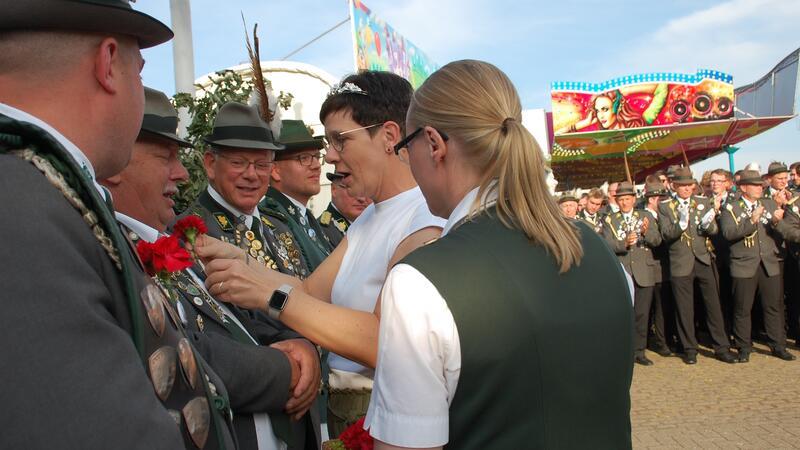 18 neue Anwärter auf die Königswürde erhielten eine Nelke.