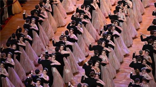 180 Debütantinnen und Debütanten zogen zu den Klängen des „Persischen Marsches“ von Johann Strauss ein.