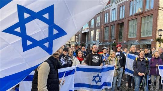 180 Menschen nahmen im vergangenen Herbst an der Kundgebung „Solidarität mit Israel“ des Stadtjugendrings Buxtehude in der Altstadt teil.
