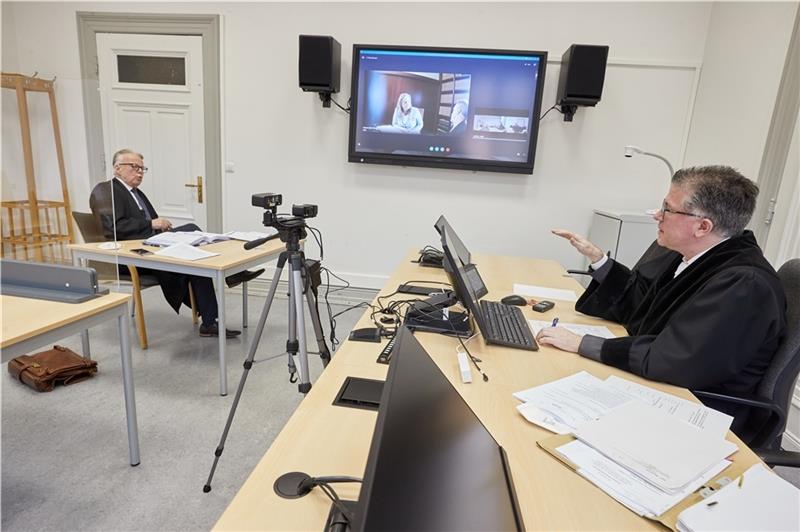 Immer mehr Videoverfahren: Wie sich die Justiz in Stade wandelt 18.03.2021, Hamburg: Frank Bodendiek (r), Vorsitzender Richter am Landgericht, Andreas Schmidt-Diercks (l), Rechtsanwalt, sowie die Klägerin Dominique N. und Ingmar Kleinfeldt, Rechtsanwalt, (beide aus Philippsburg, Baden-Württemberg, auf d