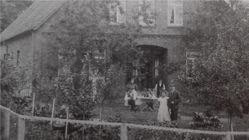 Millioneninvestition: Was Nottensdorf mit der alten Schule plant 1897: Ein Blick auf die Südseite der Dorfschule mit der alten Eingangstür.