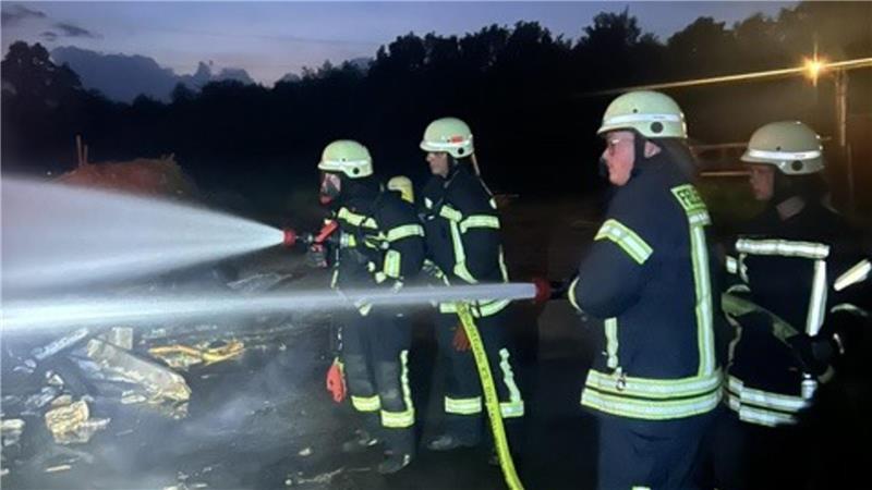 Brennender Müll droht in Wischhafen auf Gebäude überzugreifen Die Feuerwehr Wischhafen beim Löschen des Flächenbrands.