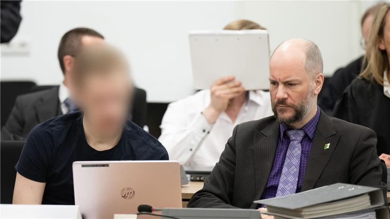 19 Verteidiger sind bei dem Prozess anwesend.