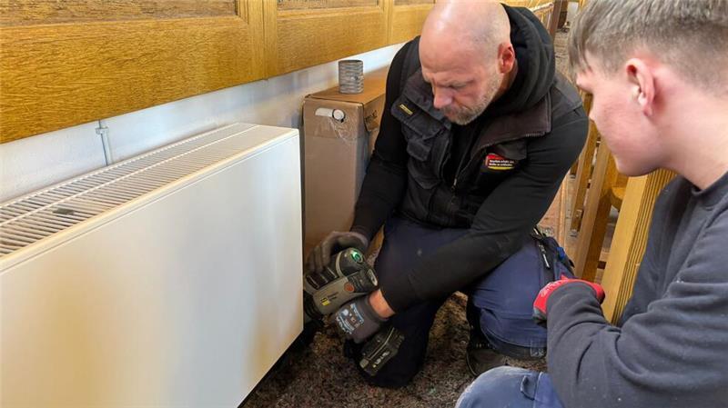 Estebrügger Kirche setzt auf Heiztechnik der Zukunft 19 neue Heizkörper wurden in der St.-Martini-Kirche in Estebrügge installiert.