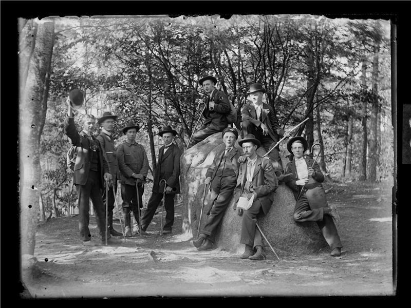 1905 hat Max Broders den Touristenverein Morgenrot bei einem Ausflug am Karlstein fotografiert. Seine Fotos sind jetzt zu sehen. Fotos: Archiv FLMK