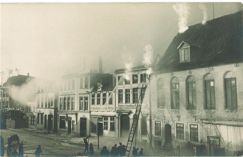 1911 brannte das Buxtehuder Rathaus-Viertel ab. Foto: Stadtarchiv