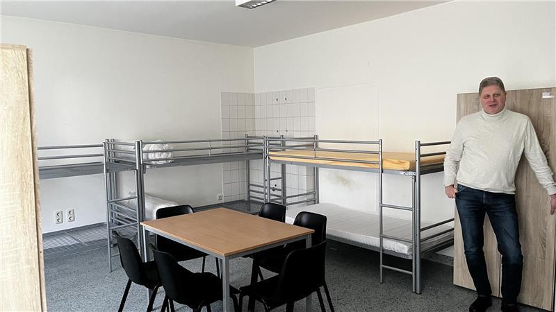 192 Euro im Monat für einen Platz im Stockbett: Stades Stadtrat Karsten Brokelmann zeigt ein Zimmer in der Gemeinschaftsunterkunft im ehemaligen Kreiswehrersatzamt Stade.