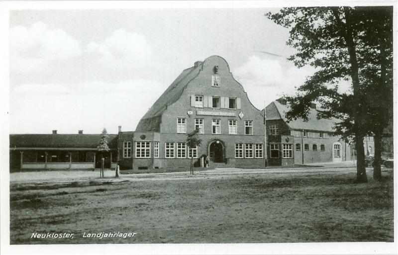 1923/1926 war das Lokal nach einem Großfeuer neu errichtet worden, im Jahr 1932 schloss die Gaststätte „Zur Waldlust“ für immer; dieses Foto zeigt das Landjahrlager um 1936. Möbel Jähnichen zog im Jahr 1960 ein.