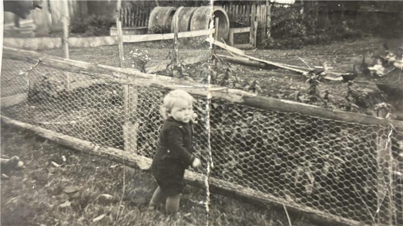 1936: Der einjährige Heinz Kugis auf dem Hof seines Elternhauses in Preußendorf in Ostpreußen.