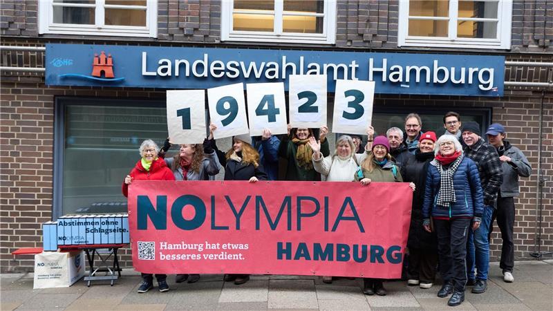 19.423 Unterschriften übergab die Initiative „NOlympia“ an den Hamburger Wahlleiter.