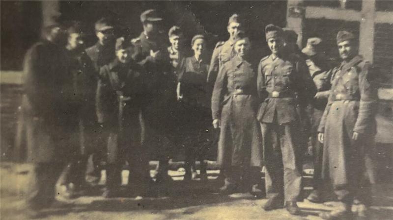Baujahr 1795: Johann Tiemann rettet Stader Reetdachhaus vor dem Abriss 1945 wurden deutsche Soldaten vor dem Haus abgelichtet.