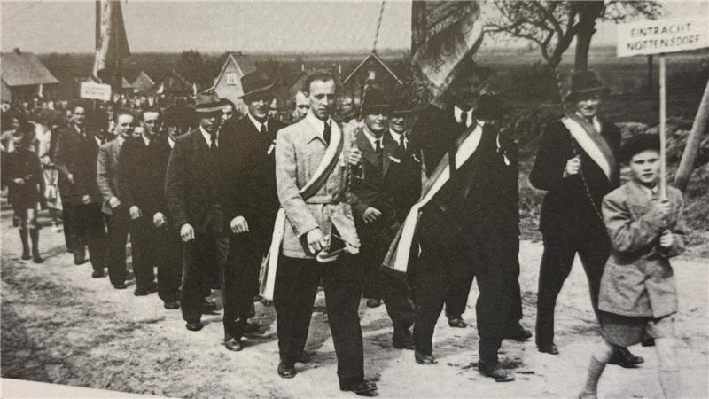 1951: Der MGV bei einem Umzug zum 40-jährigen Jubiläum des MGV Treue Neukloster.
